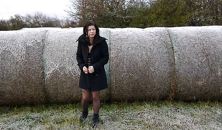 Brünette fickt sich bis sie hart sexvideos von älteren frauen abspritzt